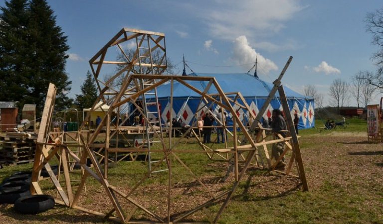 Construction d’un paligloo à Eco-habitat en fête