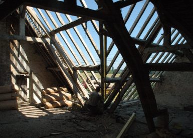 La laine est mise par l’intérieur sur ce chantier, découverture pour installer un pare-pluie