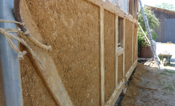 Isolation extérieur d’une maison à pans de bois en terre-chanvre projeté
