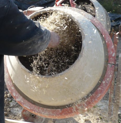 Réalisation du mélange. L’idéal est un mélangeur horizontale (planétaire) et il faut laisser tourner le mélange 20 à 30 min avant de l’utiliser, pour laisser le temps à la chènevotte de se charger en eau