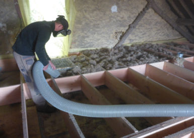 Soufflage de laine de chanvre sur un plancher neuf fixé au bâti existant sur les murs périphériques