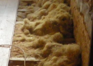La laine est placée entre les lambourdes